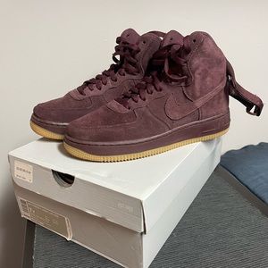 Air Force 1 High LV8 GS Burgundy
Crush